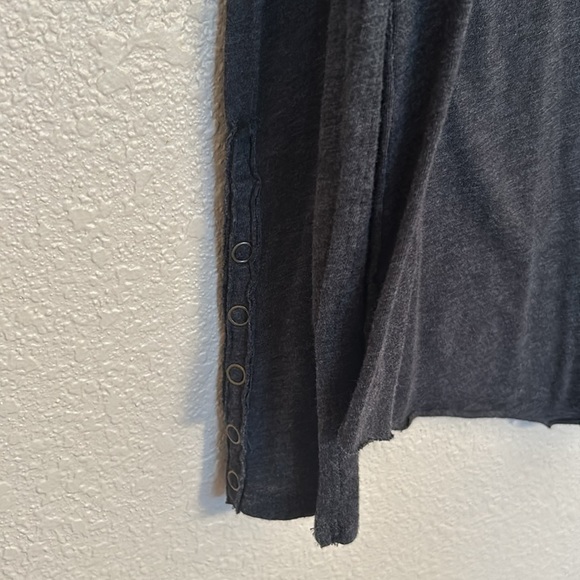 Women’s We The Free gray vneck tshirt in a small - Picture 4 of 5